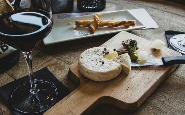 Comment créer un espace de dégustation de fromages affinés dans un restaurant gastronomique?